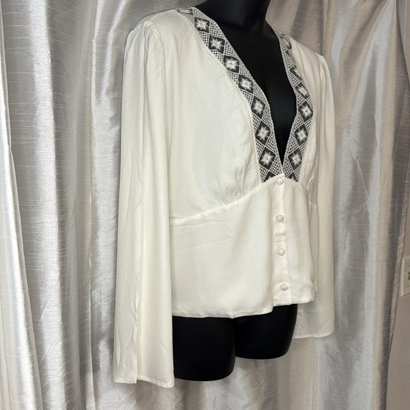 Lovefool New 4X Cream Pleated Deep Lacy V Neck Button Up Long Bell Sleeve Blouse - Picture 3 of 9